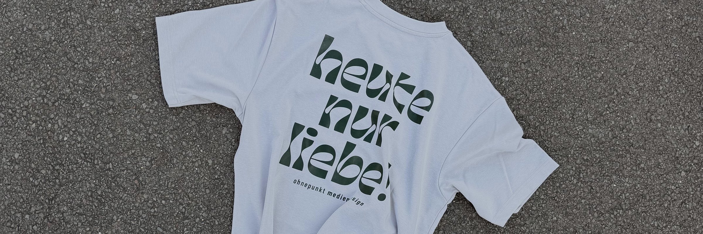 T-Shirt mit ohnepunkt-Print „heute nur liebe!“
